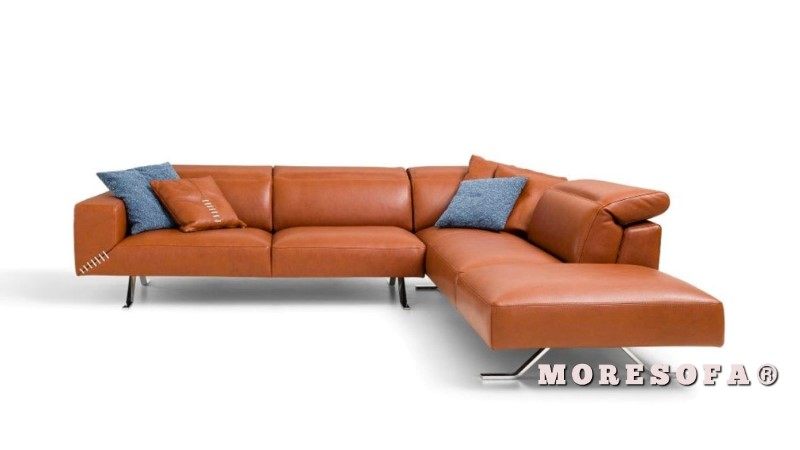 Phòng khách độc đáo và nổi bật hơn với mẫu sofa L hiện đại bọc da màu cam, dễ dàng vệ sinh.